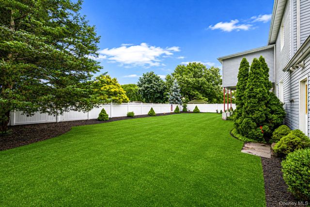 527 Milligan Lane, West Islip, NY 11795