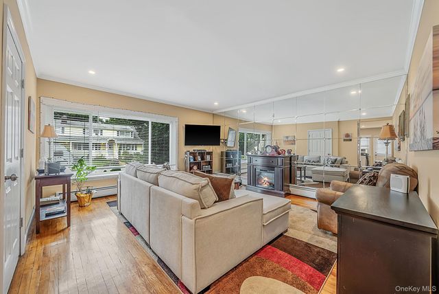 527 Milligan Lane, West Islip, NY 11795