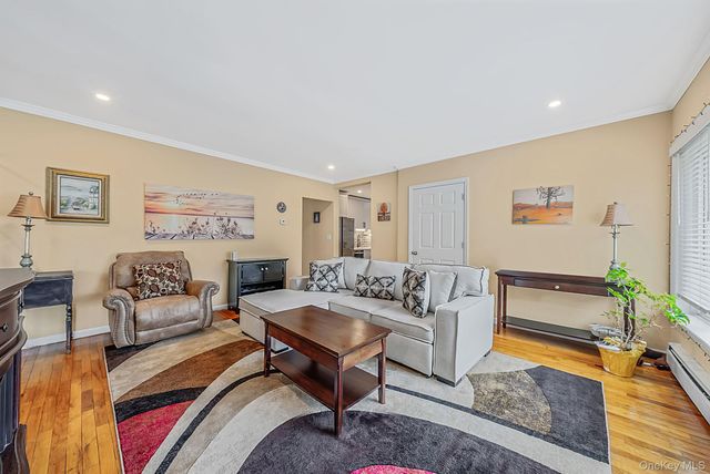 527 Milligan Lane, West Islip, NY 11795