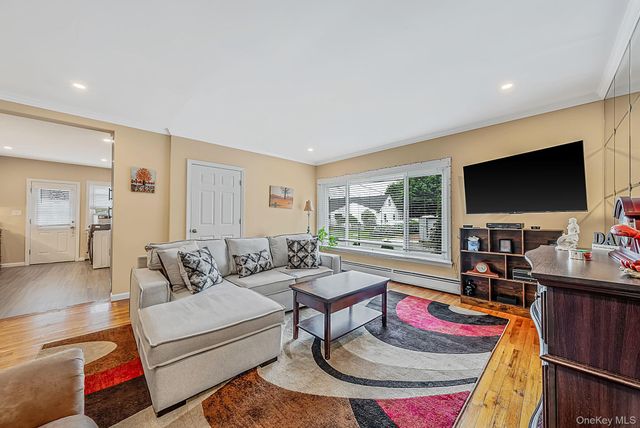 527 Milligan Lane, West Islip, NY 11795
