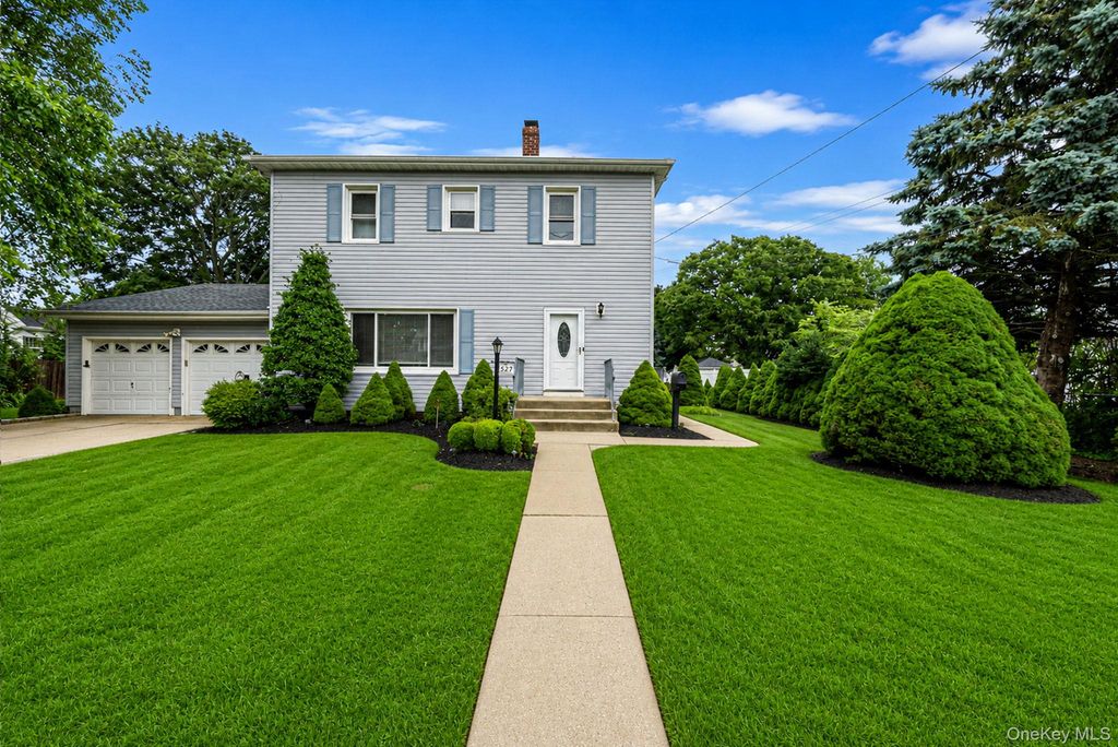 527 Milligan Lane, West Islip, NY 11795
