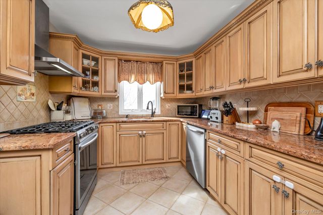 124 Stella Court, Lynbrook, NY 11563