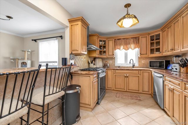 124 Stella Court, Lynbrook, NY 11563