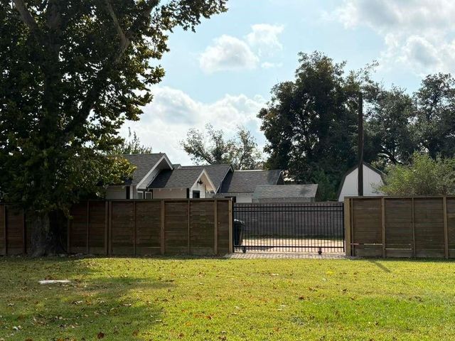 6107 N Main St, Houston, TX 77008