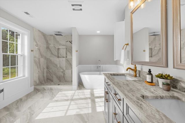 10 Falcon Drive, Shrewsbury, MA 01545