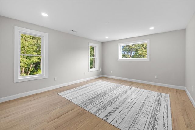 10 Falcon Drive, Shrewsbury, MA 01545
