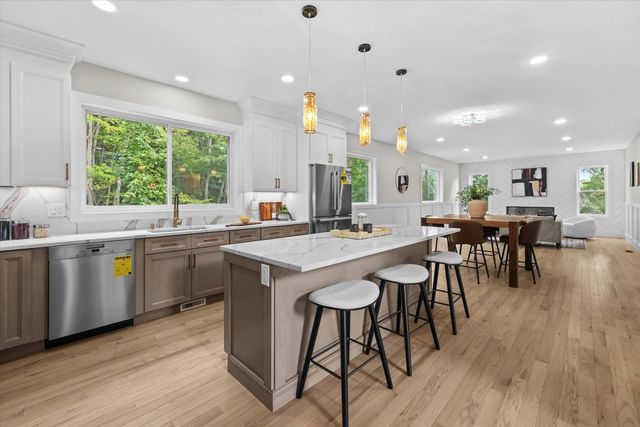 10 Falcon Drive, Shrewsbury, MA 01545