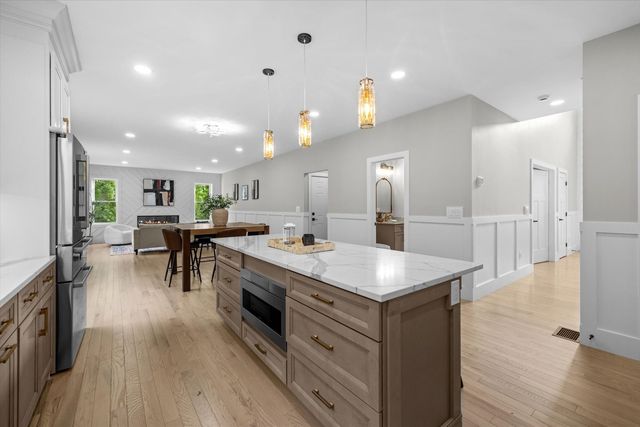 10 Falcon Drive, Shrewsbury, MA 01545