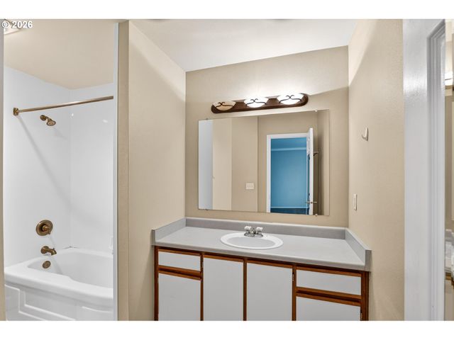 7149 Sw SAGERT St 102, Tualatin, OR 97062