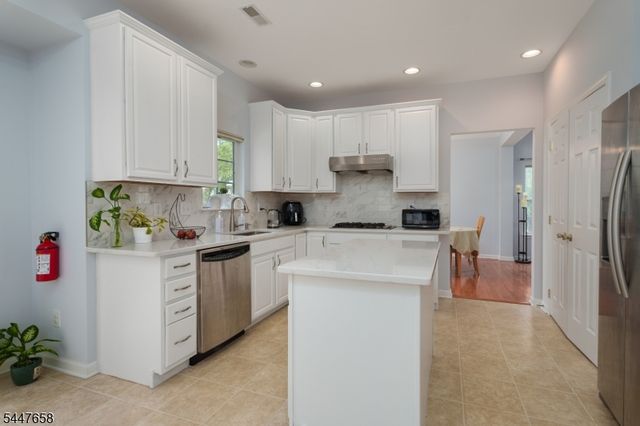 2 Pickering Cir, Montgomery Twp., NJ 08540