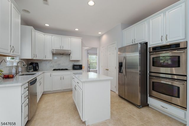 2 Pickering Cir, Montgomery Twp., NJ 08540