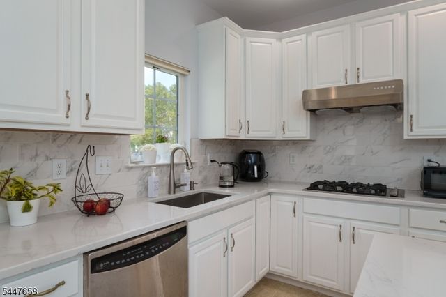2 Pickering Cir, Montgomery Twp., NJ 08540