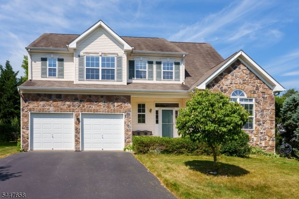 2 Pickering Cir, Montgomery Twp., NJ 08540