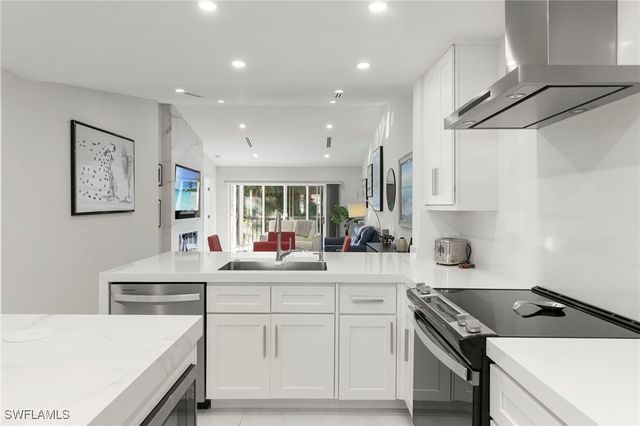 7731 Jewel LN 203, Naples, FL 34109