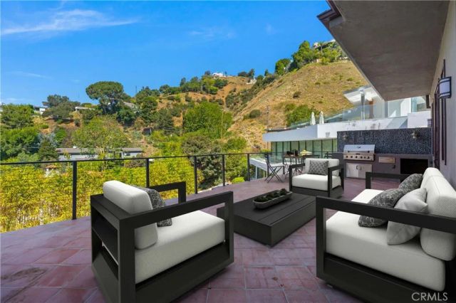 8655 Hillside Avenue, Los Angeles, CA 90069