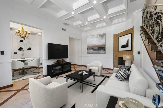 8655 Hillside Avenue, Los Angeles, CA 90069