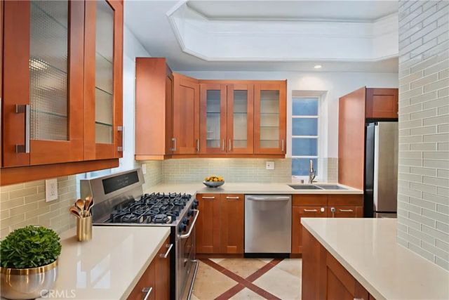 8655 Hillside Avenue, Los Angeles, CA 90069