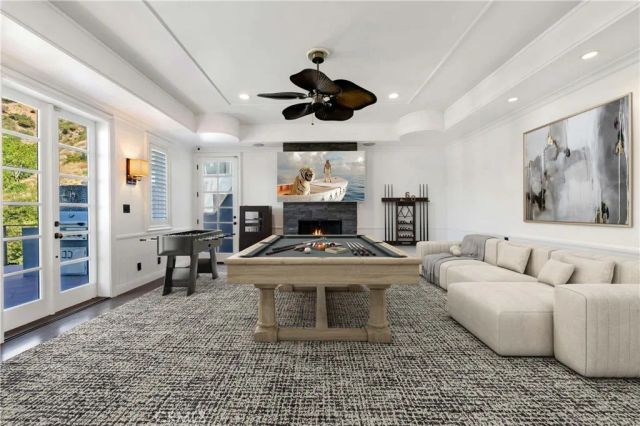 8655 Hillside Avenue, Los Angeles, CA 90069