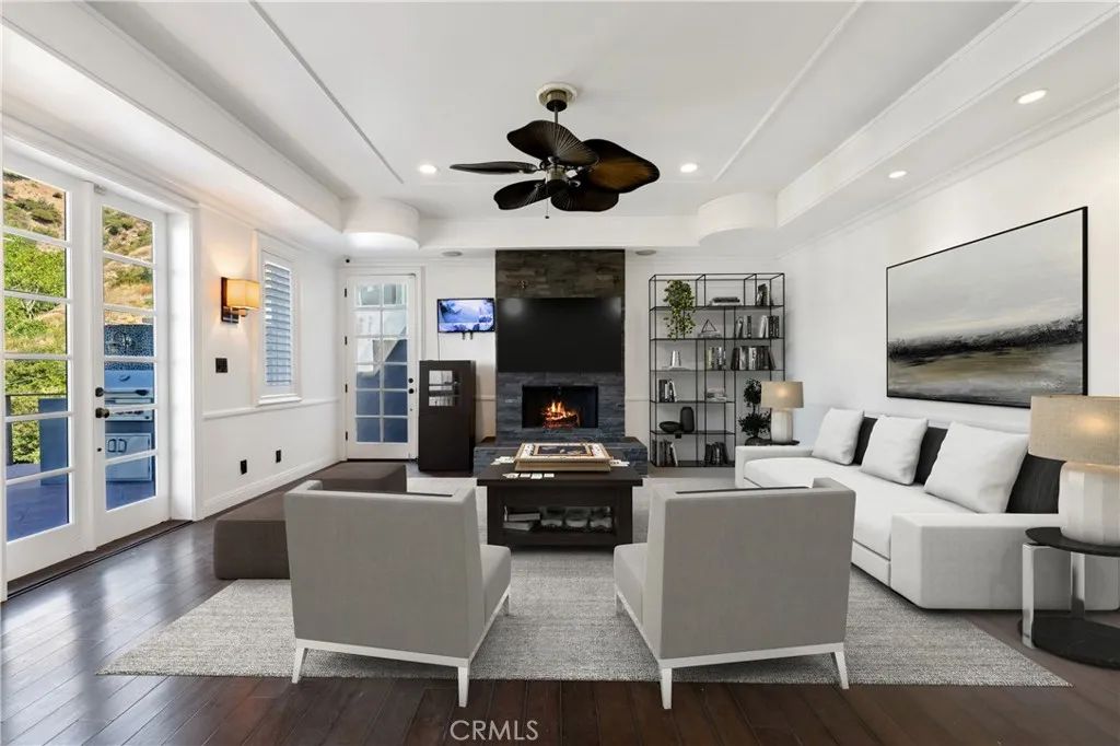 8655 Hillside Avenue, Los Angeles, CA 90069