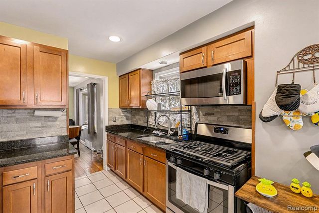 2515 Normadele Avenue, Waterford, MI 48328