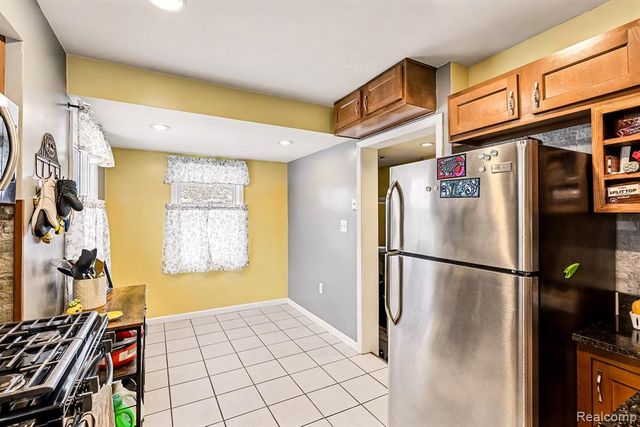 2515 Normadele Avenue, Waterford, MI 48328