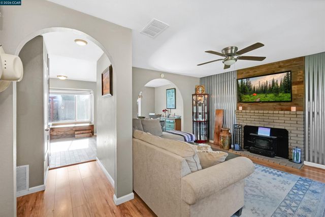 1425 W Cypress Rd, Oakley, CA 94561