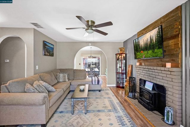 1425 W Cypress Rd, Oakley, CA 94561