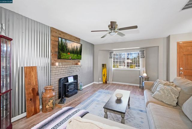 1425 W Cypress Rd, Oakley, CA 94561