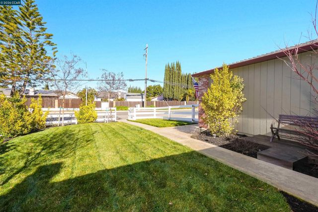 1425 W Cypress Rd, Oakley, CA 94561