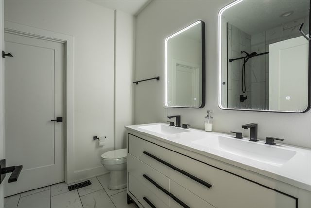 7036 Lake Ridge Avenue, Des Moines, IA 50320