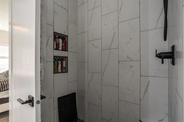 7036 Lake Ridge Avenue, Des Moines, IA 50320