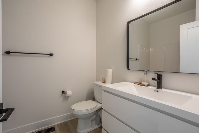 7036 Lake Ridge Avenue, Des Moines, IA 50320