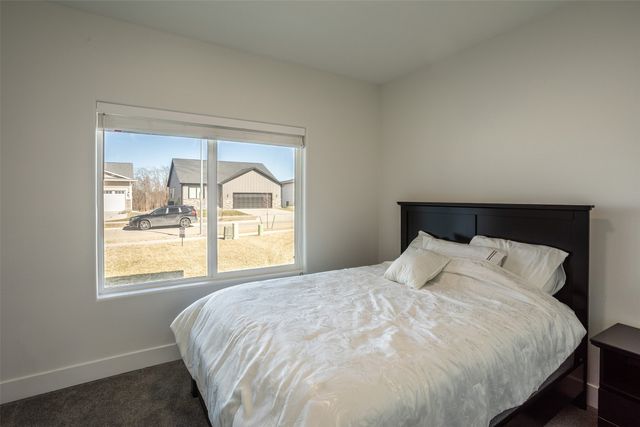 7036 Lake Ridge Avenue, Des Moines, IA 50320