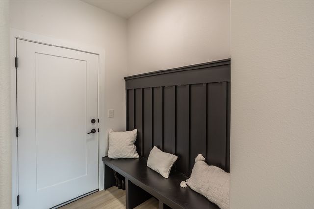 7036 Lake Ridge Avenue, Des Moines, IA 50320