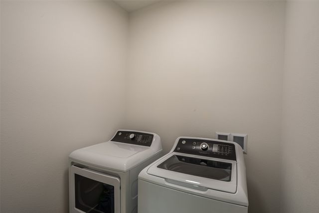 7036 Lake Ridge Avenue, Des Moines, IA 50320