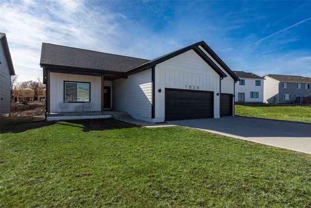 7036 Lake Ridge Avenue, Des Moines, IA 50320