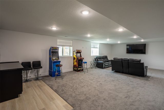 7036 Lake Ridge Avenue, Des Moines, IA 50320