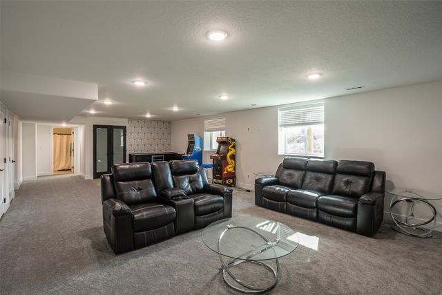 7036 Lake Ridge Avenue, Des Moines, IA 50320