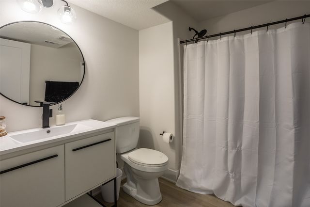 7036 Lake Ridge Avenue, Des Moines, IA 50320