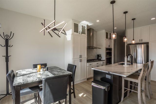 7036 Lake Ridge Avenue, Des Moines, IA 50320