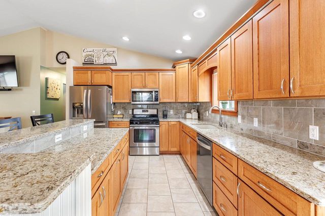 518 Midway DRIVE, Reedsburg, WI 53959