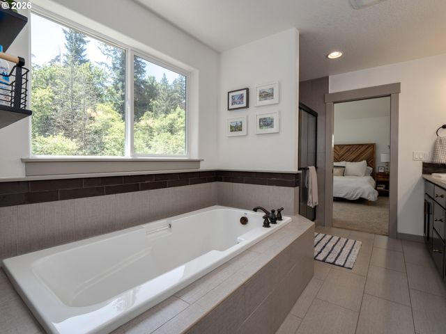 3526 Sw ARNOLD St, Portland, OR 97219