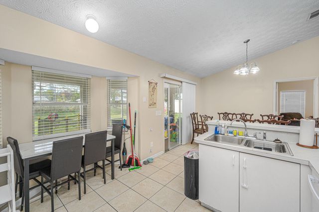 414 SW Lakehurst Dr, Port St Lucie, FL 34983