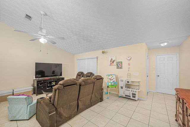 414 SW Lakehurst Dr, Port St Lucie, FL 34983