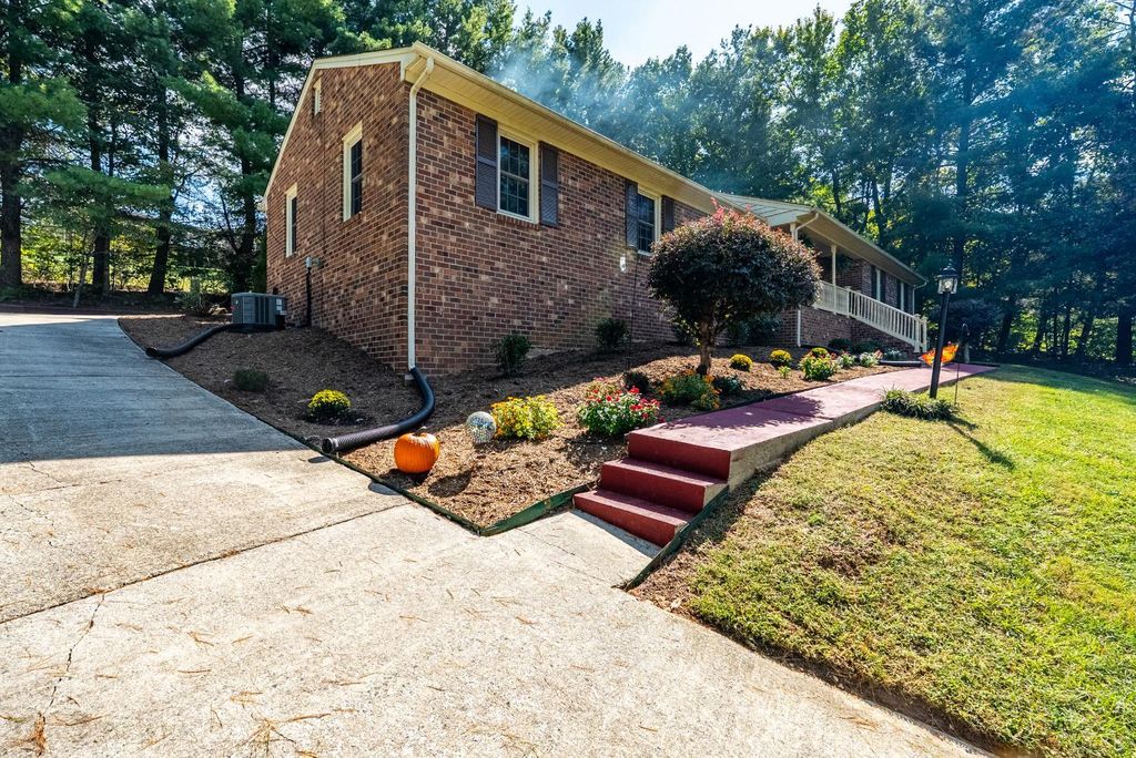185 Clearview Circle, Rustburg, VA 24588