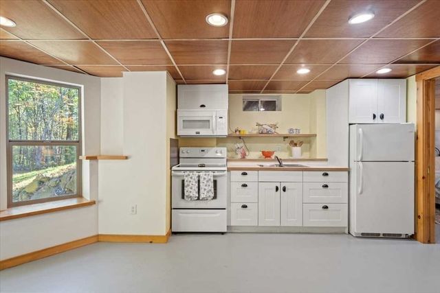 193 Nichewaug Rd, Petersham, MA 01366