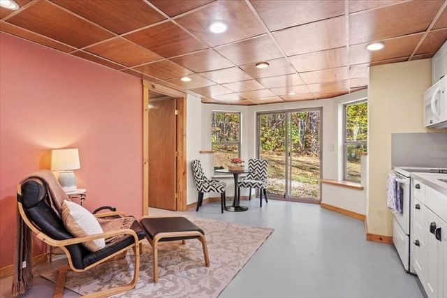 193 Nichewaug Rd, Petersham, MA 01366