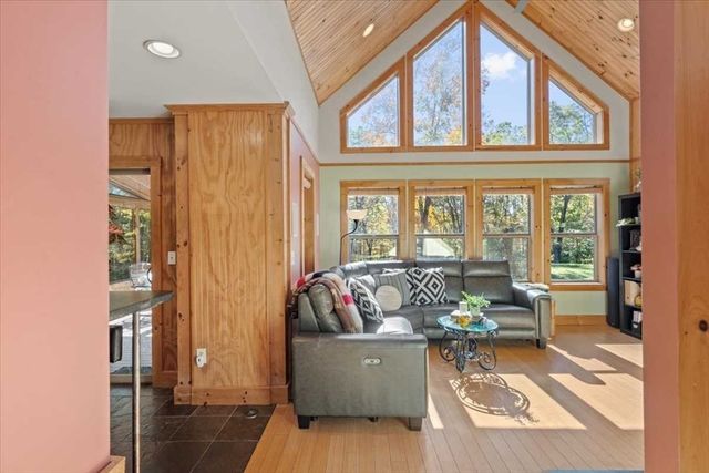 193 Nichewaug Rd, Petersham, MA 01366