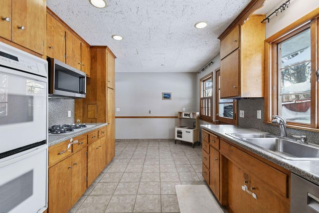 16600 Canterbury Drive, Minnetonka, MN 55345