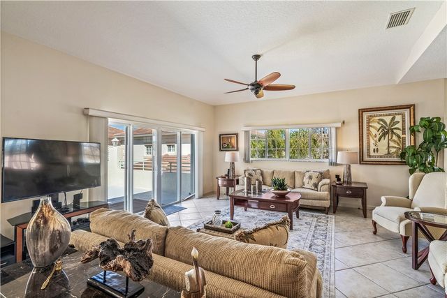 512 7th Square 201, Vero Beach, FL 32962